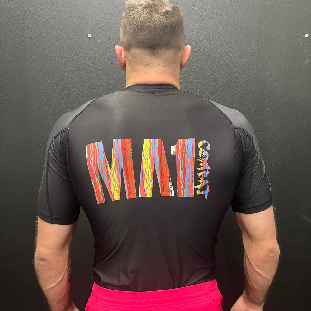 MA1 CHAOTIC KNIT LOGO BLACK SHORT SLEEVE RASH GUARD