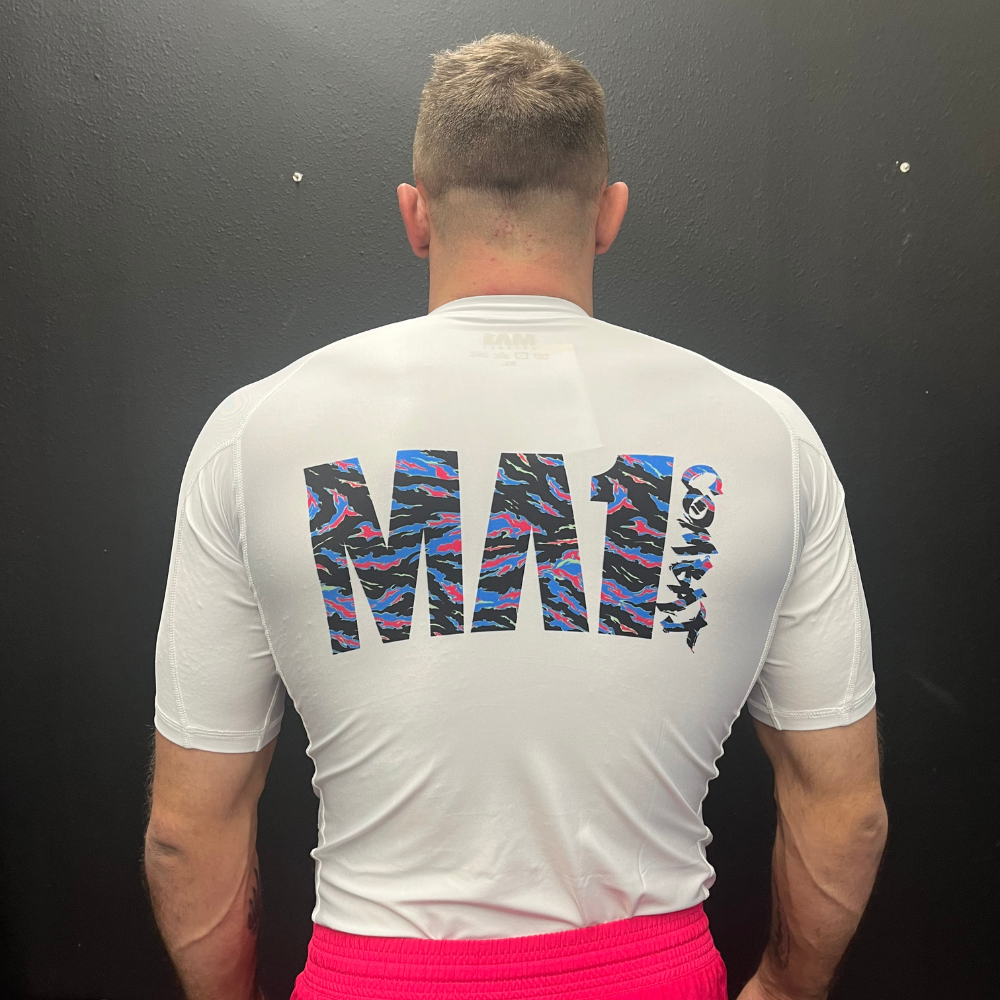 MA1 CAMO FIRE LOGO WHITE SHORT SLEEVE RASH GUARD