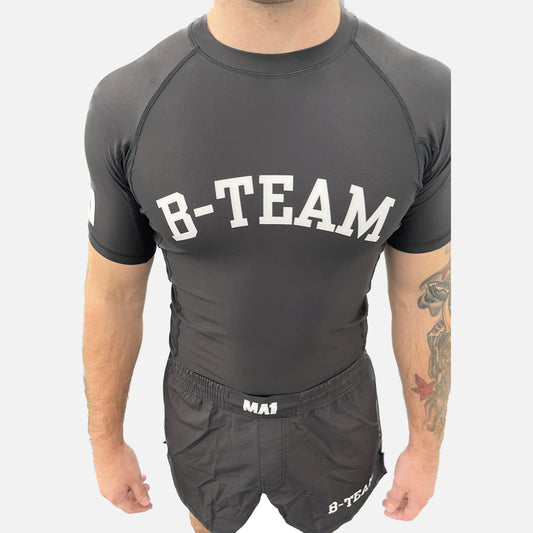 MA1 B-TEAM CLASSIC SHORT SLEEVE RASHGUARD